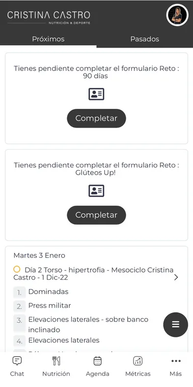 Pantalla de inicio de la app: los formularios que tiene pendientes, el entrenamiento del día con sus ejercicios, y las pestañas Chat, Nutrición, Agenda y Métricas