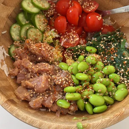 Bol de carne picada con edamame, tomate y pepino