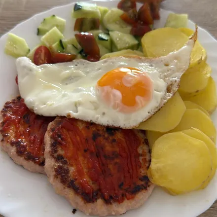Hamburguesas caseras con huevo frito, patata y ensalada