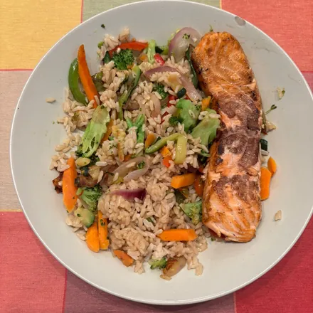 Salmón a la plancha con arroz salteado y verduras