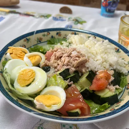 Ensalada con atún, huevo cocido y arroz