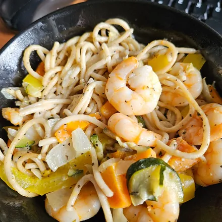 Salteado de noodles con gambas y verduras