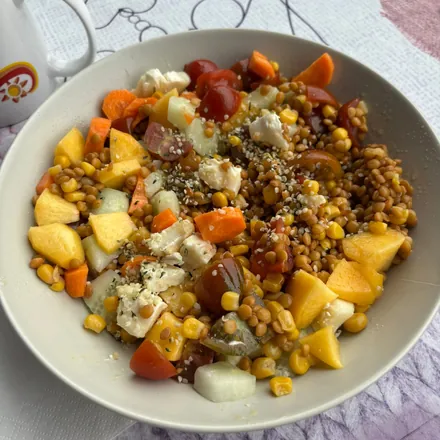 Plato de legumbres con verduras y pollo