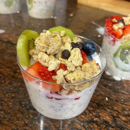 Vaso de yogur con fruta fresca y granola