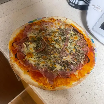 Pizza casera recién hecha