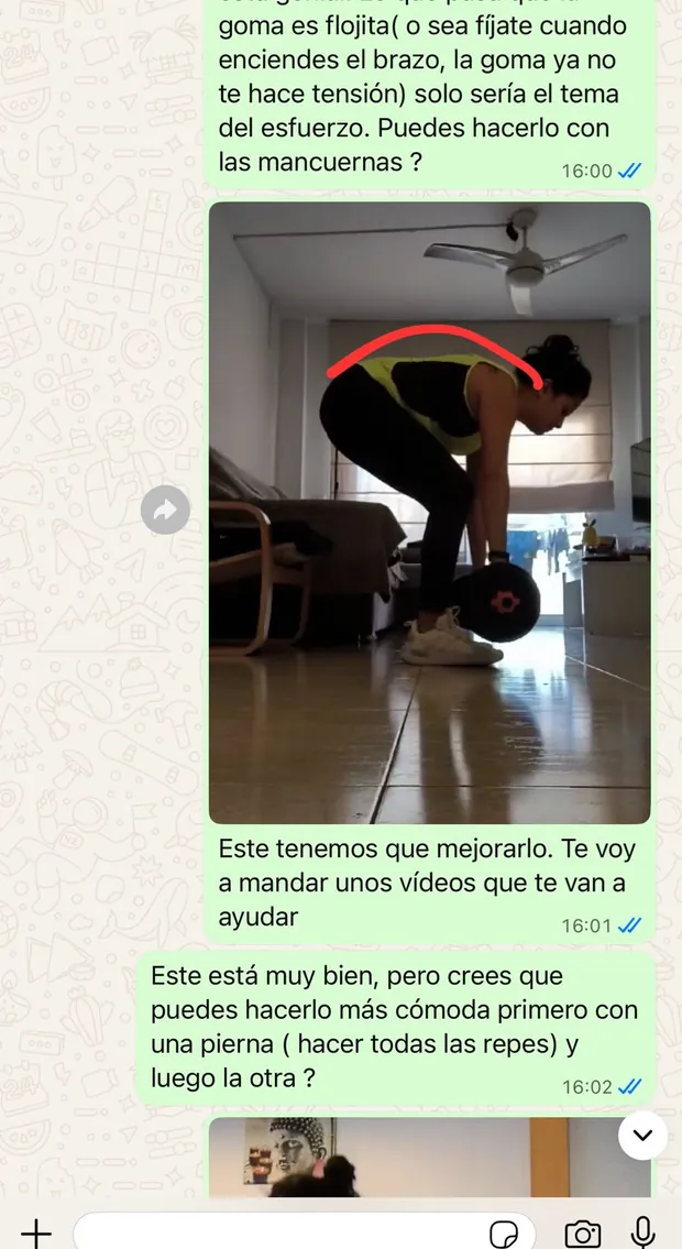 Otra corrección: la posición de la espalda en un remo, señalada sobre el vídeo de la clienta