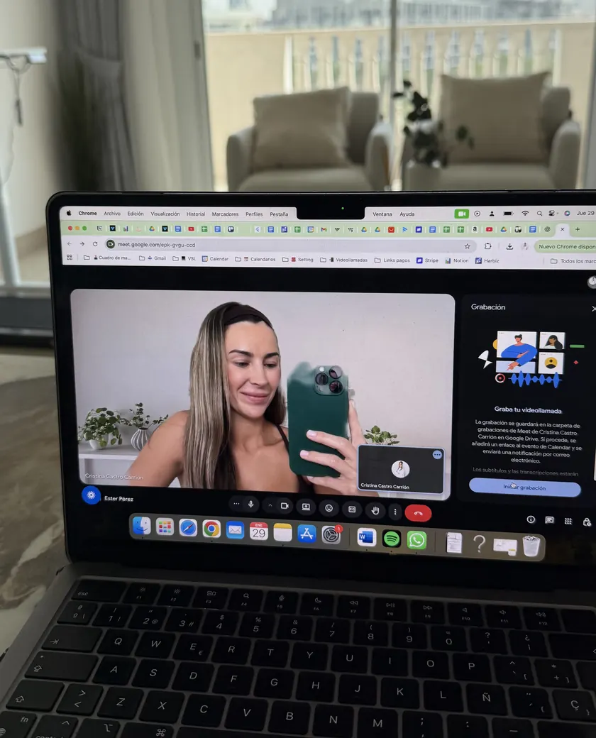Cristina en videollamada con una clienta, vista desde su portátil