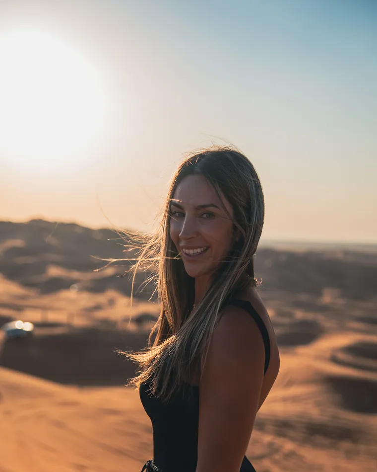 Retrato de Cristina Castro a contraluz en el desierto
